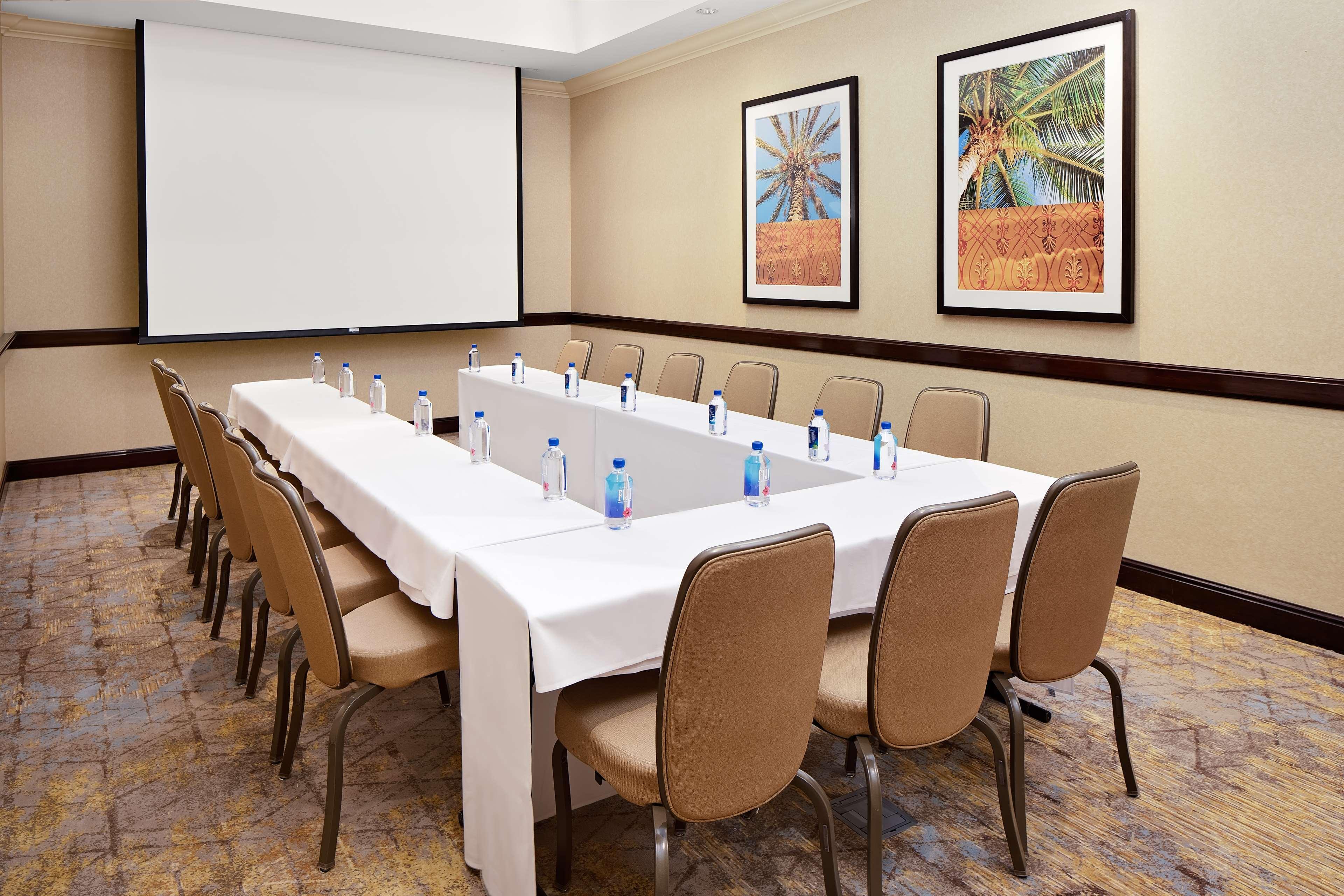 Zessa Orange County Airport, A Doubletree By Hilton 3*