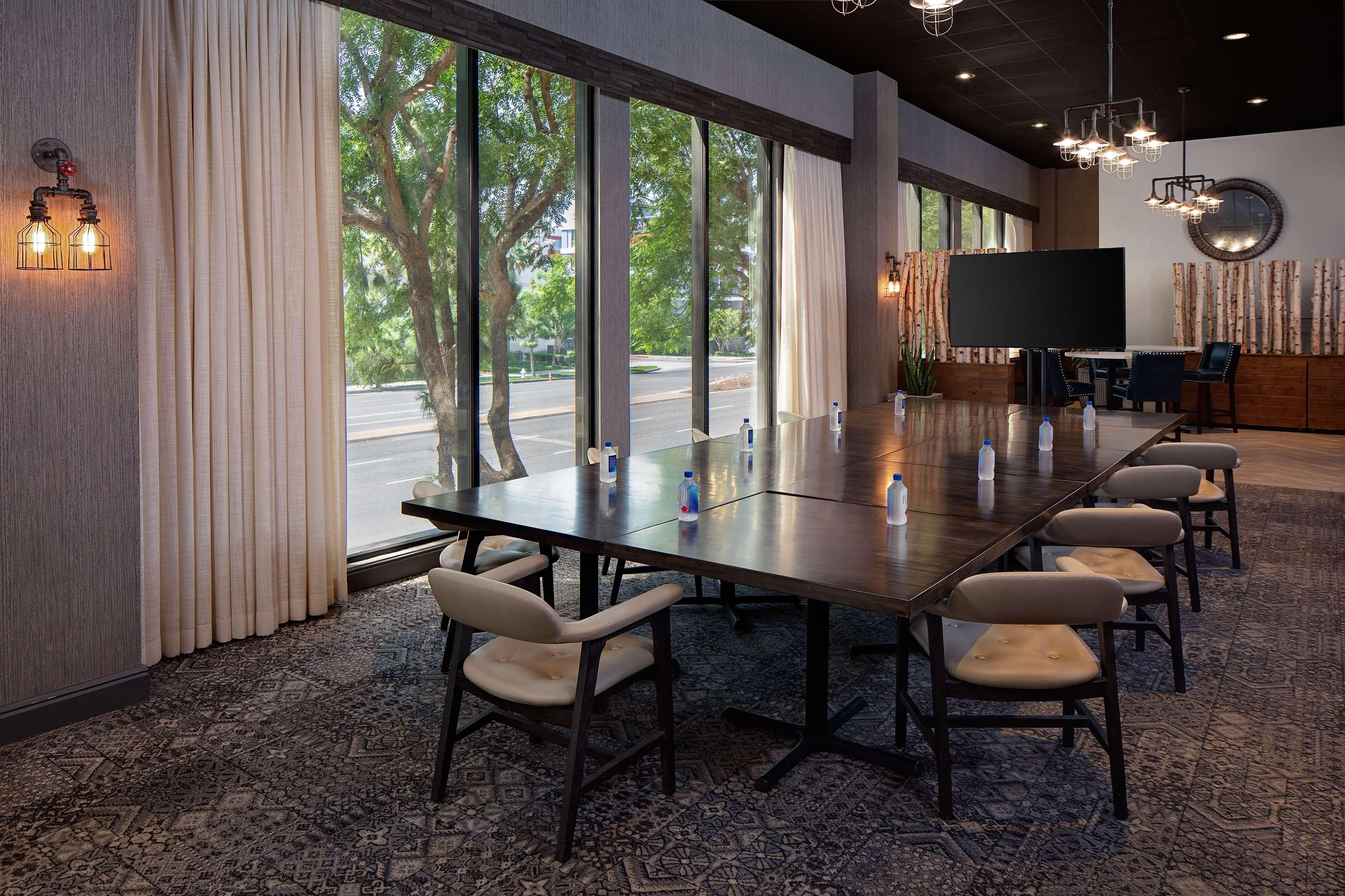 Zessa Orange County Airport, A Doubletree By Hilton Hotel