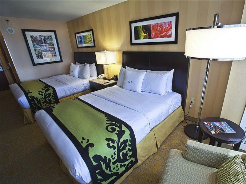 Hotel Zessa Orange County Airport, A Doubletree By Hilton